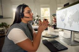 Słuchawki Poly Voyager Focus 2 z certyfikatem Microsoft Teams USB-C-C Headset + USB-C/A Adapter + podstawka ładująca 9T9J6AA#AC3